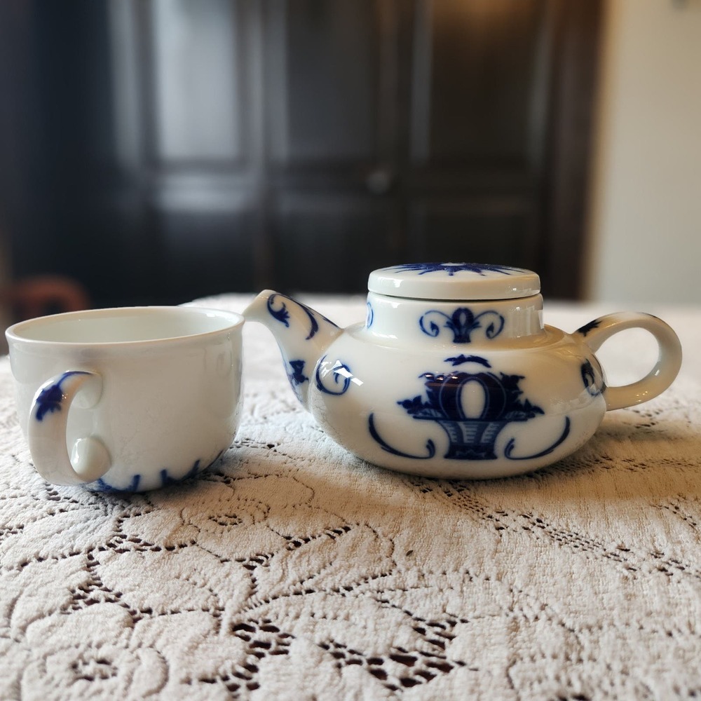 Vtg B&G (Bing & Grøndahl) "All-in-one" teapot and cup! Blue white, porcelain